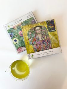 花とハーブのブレンド緑茶の画像