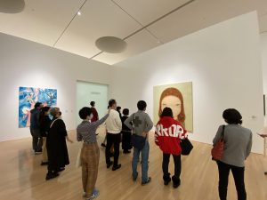 館内の作品を鑑賞している人々の写真