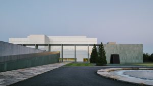 豊田市美術館正面の外観